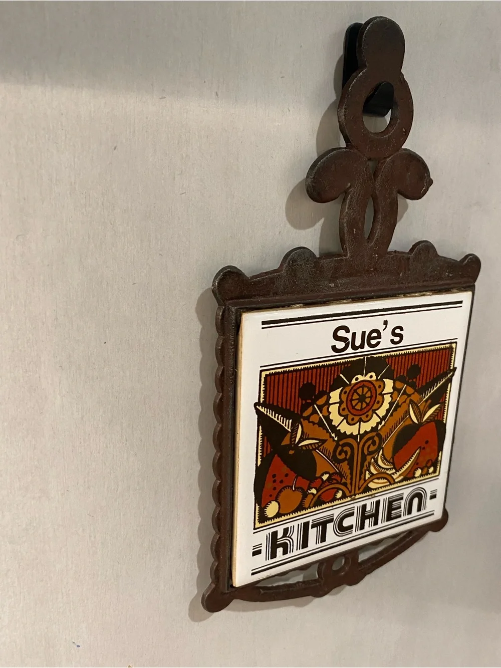 VTG 70s Sue’s Kitchen Cast Iron Ceramic Tile Trivet Wall Hanging